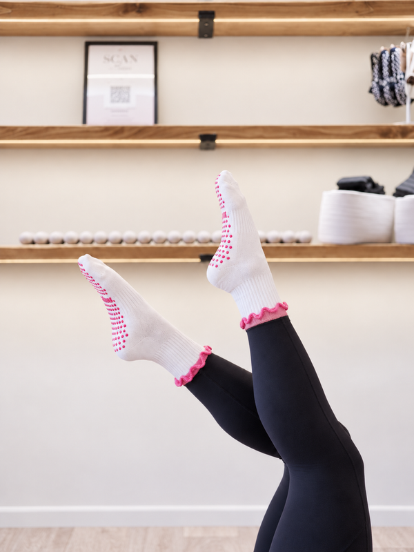 Studio Sweetheart 2.0 Pilates Grip Socks | White & Pink